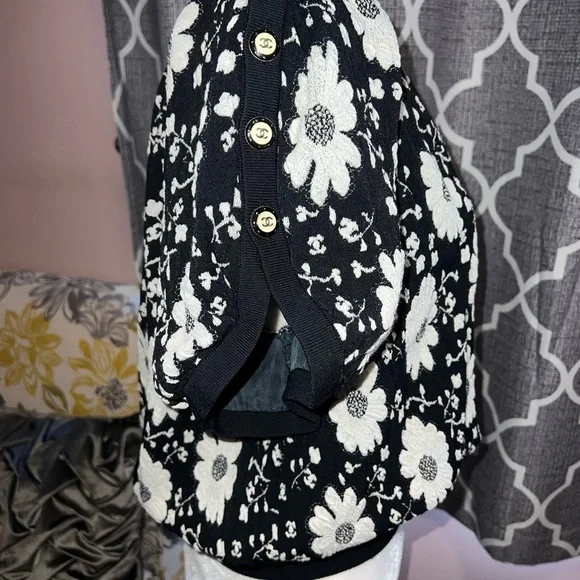 Chanel sweater from 2014 Resort Collection - Picture 7 of 12